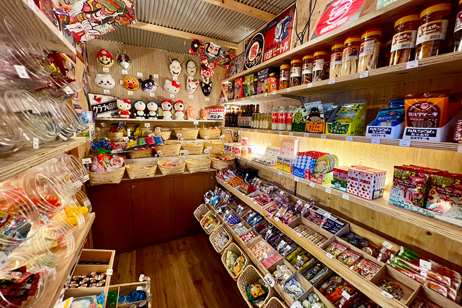 ホテルニューアカオ駄菓子小屋内観