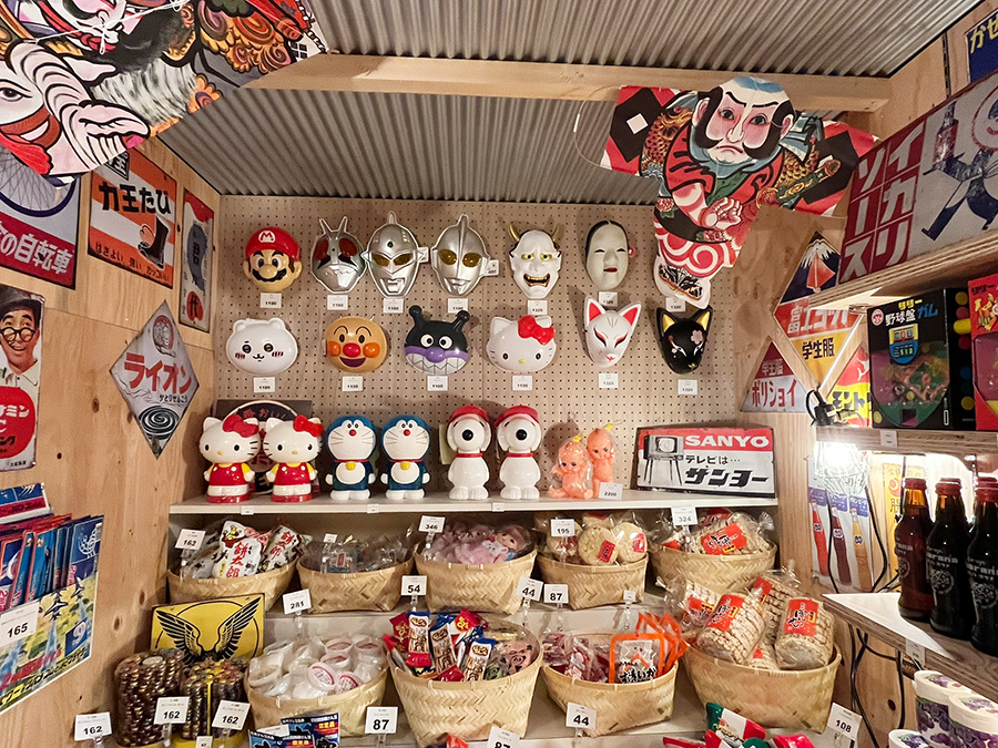ホテルニューアカオ駄菓子小屋内観、お面が並んでいる様子
