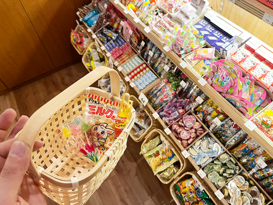 竹かごに駄菓子が入っている様子