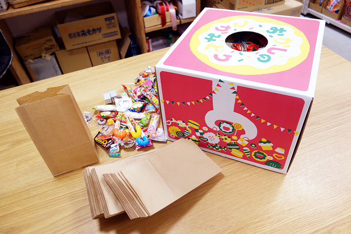 駄菓子のつかみどりBOXの中身と紙袋を展開している様子２