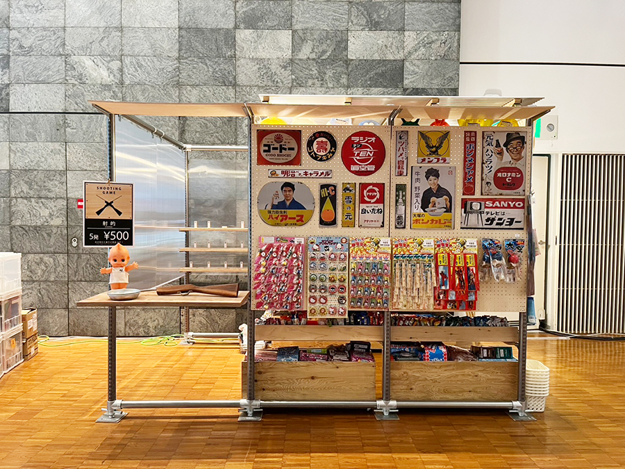 駄菓子小屋、単管パイプ構造の外観