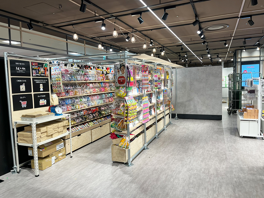 北千住マルイ駄菓子小屋の外観