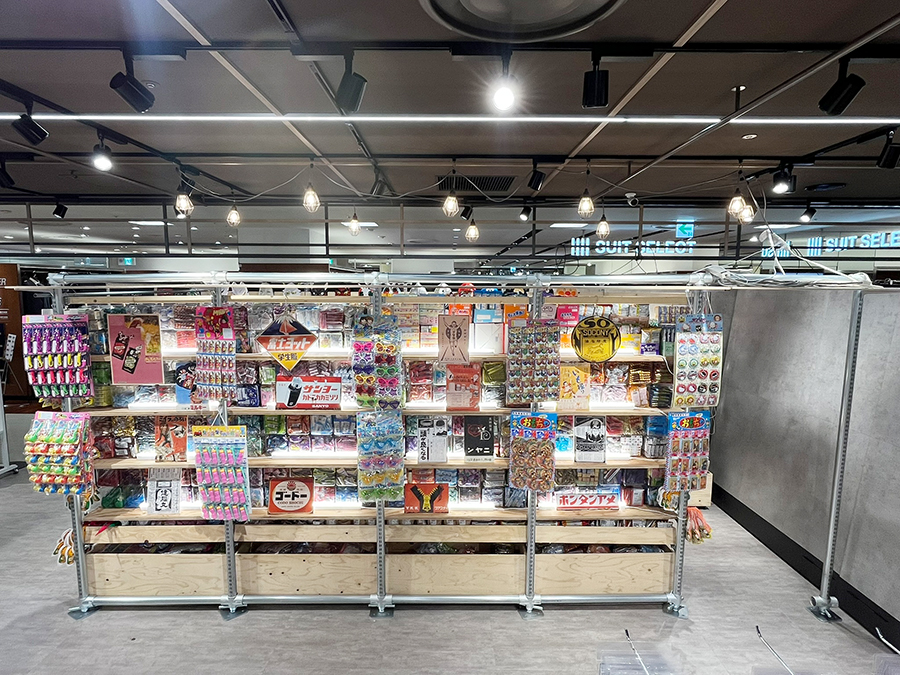 北千住マルイ駄菓子小屋外観２