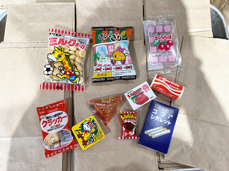 100グラムの駄菓子をちりばめた様子