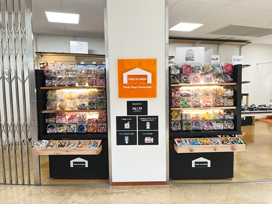 ディスイズカフェ内での駄菓子陳列の様子